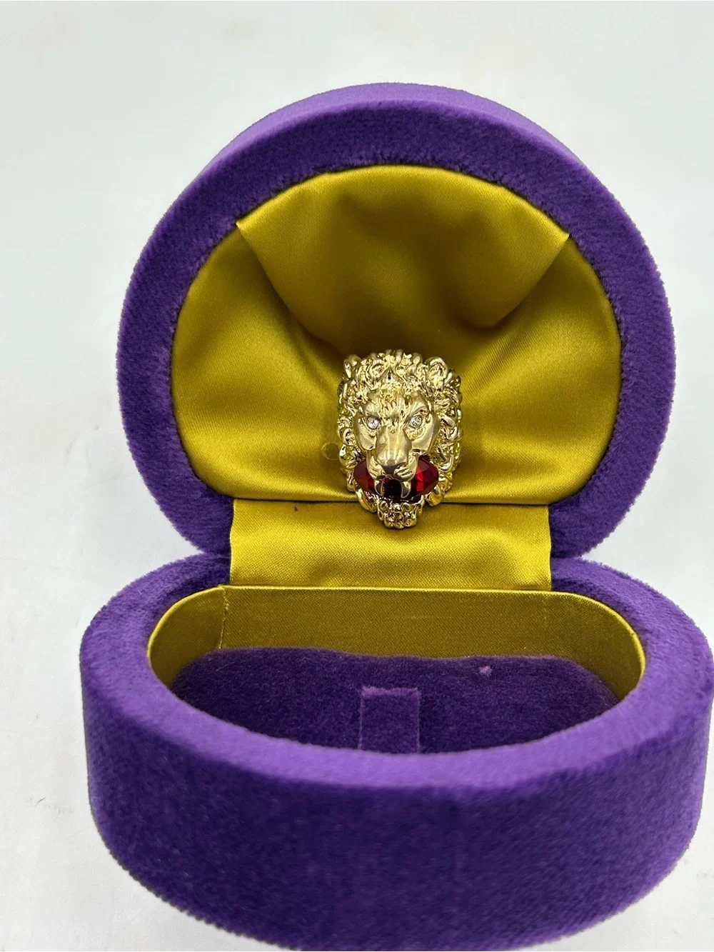 Unisex, Gucci, gold tone prominent lion head motif with red crystal size 6 Italy